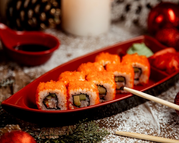 Foto gratuita involtini di sushi conditi con caviale
