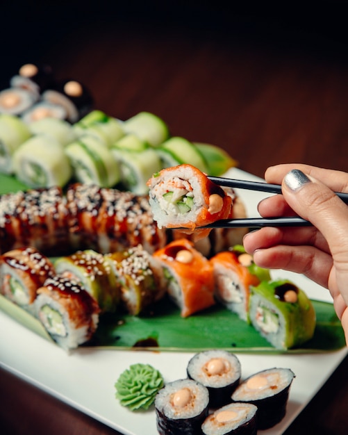 Foto gratuita involtini di sushi conditi con soia e sesamo