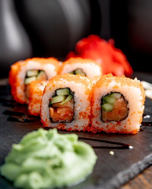 I rotoli di sushi con il cetriolo sono servito con wasabi