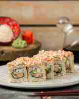 Foto gratuita involtini di sushi con gamberi e cetrioli conditi con panna e tobiko rosso