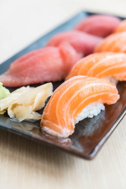寿司鮭とマグロ