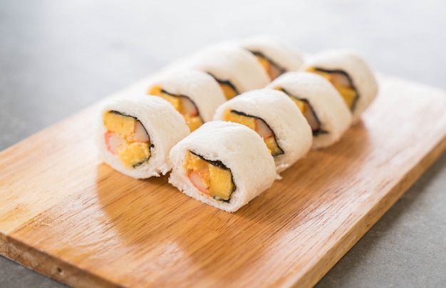 Foto gratuita rotolo di sandwich di sushi