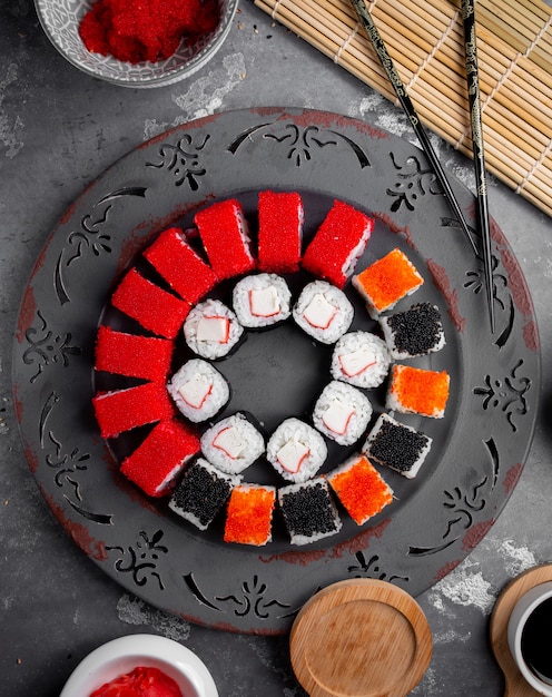 Foto gratuita sushi con caviale rosso e nero