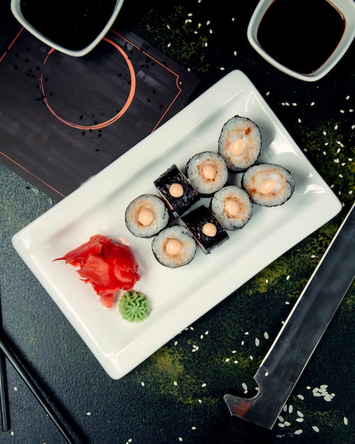 Foto gratuita sushi set con ingridients standart