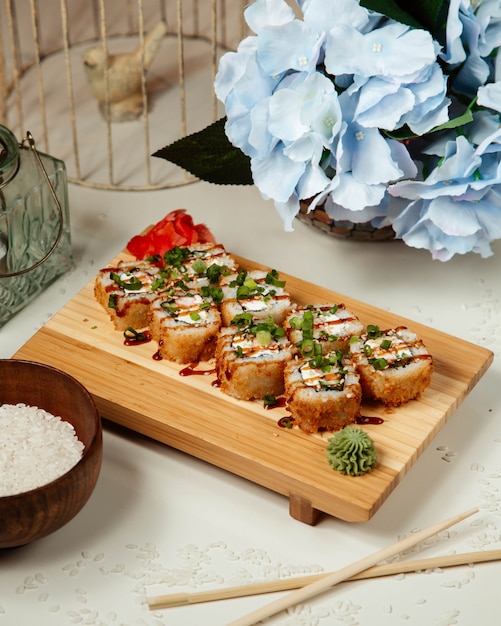 набор суши с васаби и имбирем и увенчанный сиропом