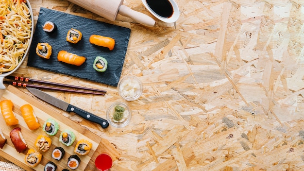 木製の卓上に置かれた寿司