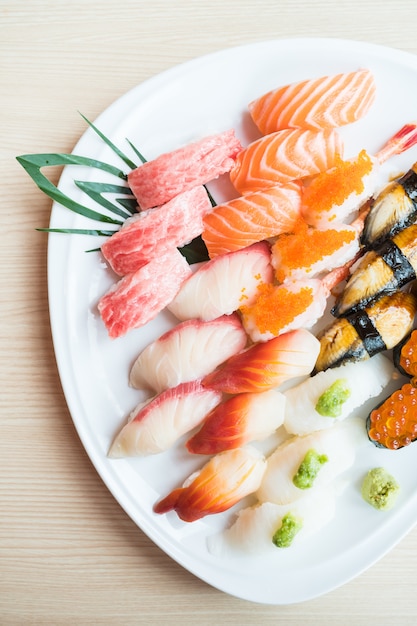 Free photo sushi in white plate