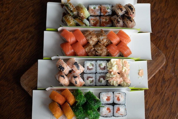 無料写真 さまざまな種類の魚を使った出前寿司 さまざまな種類の巻き寿司