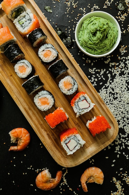 Foto gratuita sushi con cetriolo, zenzero, wasabi, salsa di soia e semi di sesamo