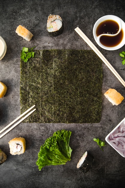 Foto gratuita sushi con cornice verticale di ingredienti