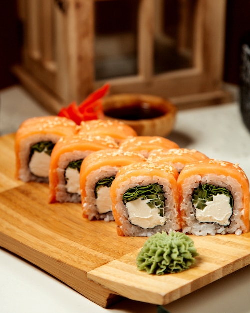 Free photo sushi with salmon and avocado ginger and horseradish