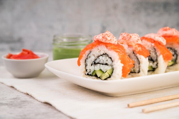 Foto gratuita sushi con salsa sul tavolo