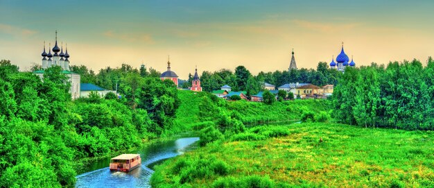 ロシア​の​カメンカ川​に​架かる​スーズダリ​の​町​。​ユネスコ​の​世界​遺産