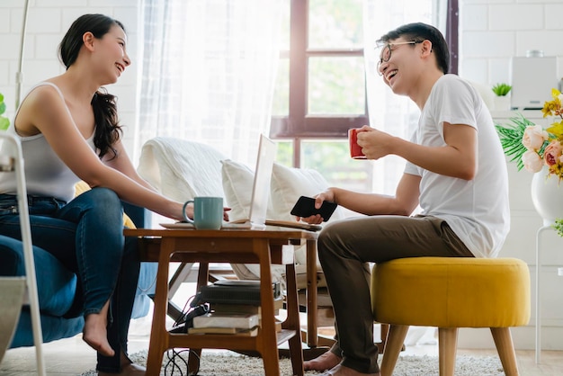 無料写真 甘いアジア人と結婚するカップルの妻夫の幸せは、リビングルームの家の甘い家のアイデアのコンセプトで温かい飲み物と一緒に瞬間を楽しむ