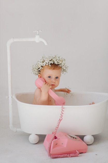 免费照片甜美的女婴在浴室
