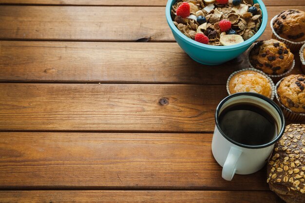 コーヒーカップ付きの甘い朝食の食べ物