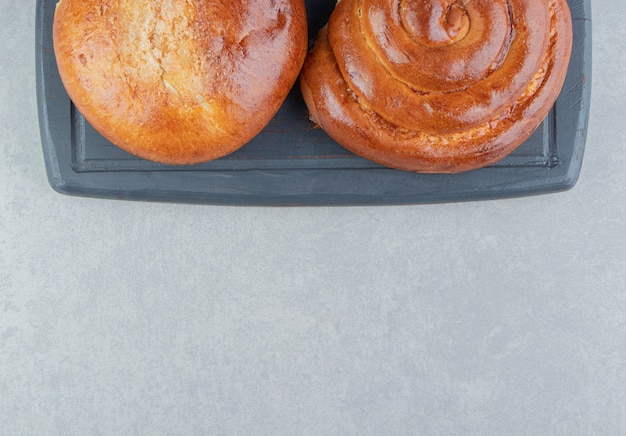 Free photo sweet bun pastries on black board.