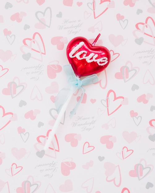 Сладкие конфеты на палочке в форме сердца