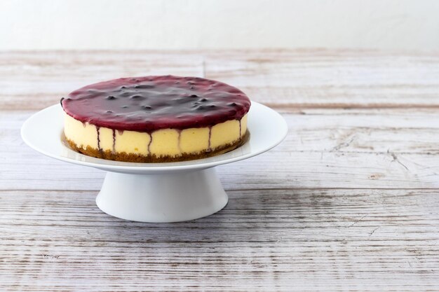木製のテーブルにブルーベリーと甘いチーズケーキ