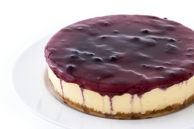 흰색 배경에 분리된 블루베리가 있는 달콤한 치즈 케이크