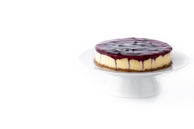 白い背景で隔離のブルーベリーと甘いチーズケーキ