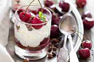 Foto gratuita cheesecake alle ciliegie dolci in un bicchiere