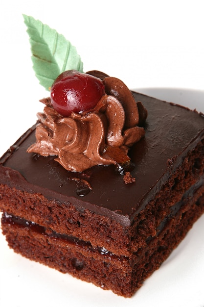 Free photo sweet chocolate cake with cherry