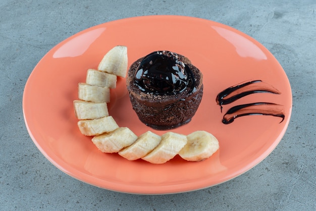 Sweet chocolate cake with slices of banana.