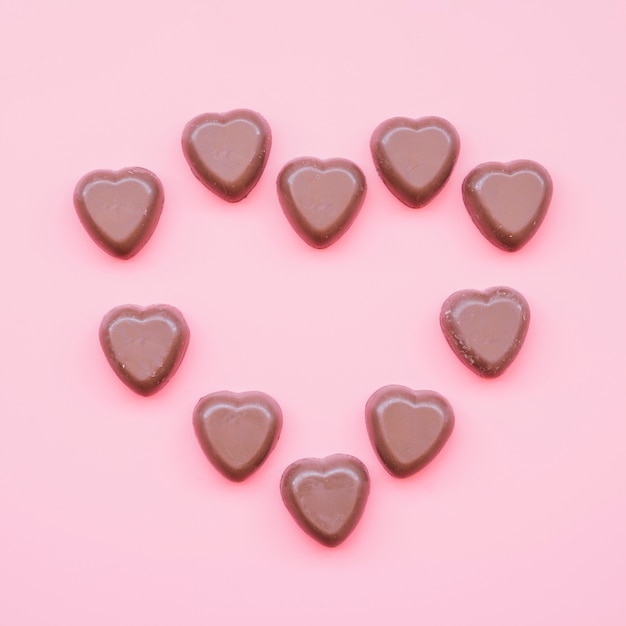 Foto gratuita caramelle al cioccolato dolce a forma di cuore