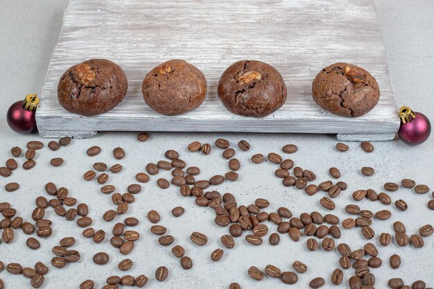 Biscotti dolci al cioccolato con chicchi di caffè e palline di natale.