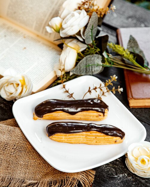 접시에 달콤한 초콜릿 eclairs