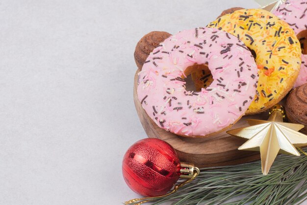 Free photo sweet christmas pastry with balls on white table .