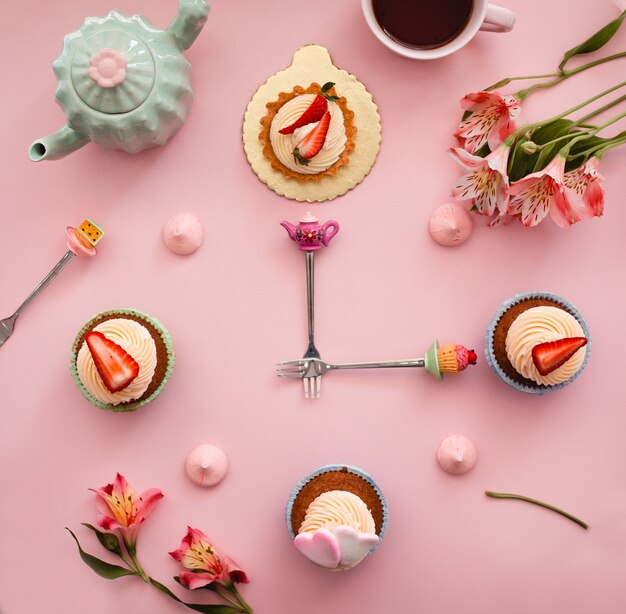 딸기 케이크에서 달콤한 시계