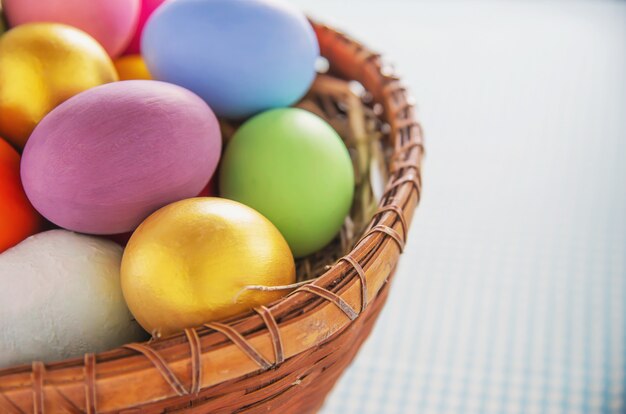 달콤한 다채로운 부활절 달걀 배경-공휴일 축하 개념