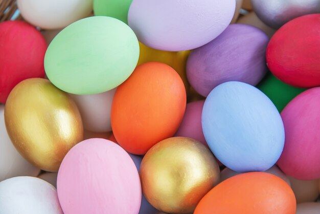 Сладкие красочные пасхальные яйца фон - концепции национального праздника