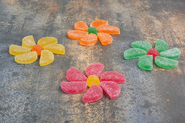 Caramella di gelatina colorata dolce su fondo di marmo