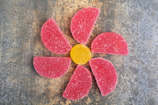 Сладкие красочные желейные конфеты на мраморном фоне
