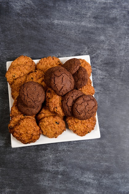 Biscotti dolci sulla tavola di legno