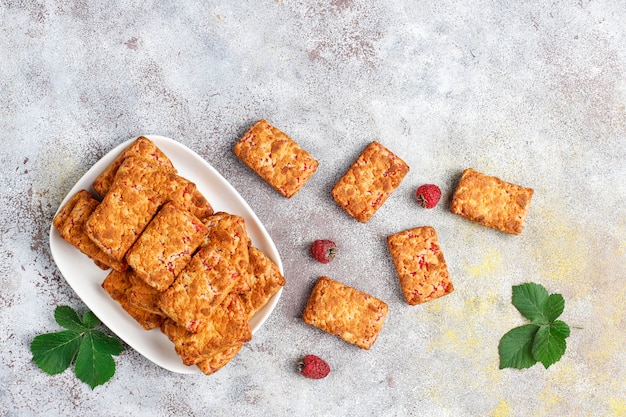 Foto gratuita biscotti di marmellata di lamponi deliziosi dolci con lamponi maturi, vista dall'alto