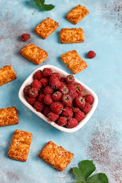 Free photo sweet delicious raspberry jam cookies with ripe raspberries, top view