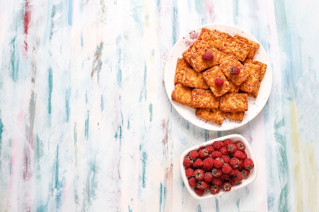 잘 익은 라스베리, 평면도와 달콤한 맛있는 라즈베리 잼 쿠키