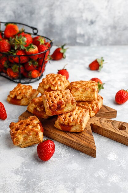잘 익은 stawberries, 평면도와 달콤한 맛있는 딸기 쿠키