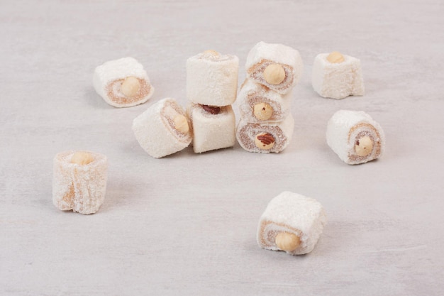 Бесплатное фото Сладкие лакомства с орехами на белой поверхности.