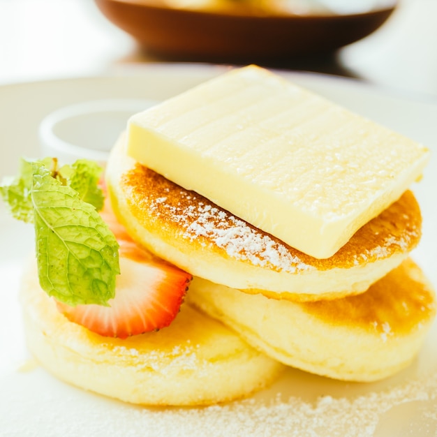 버터와 딸기와 달콤한 디저트 팬케이크