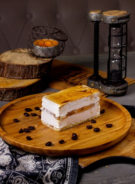 Foto gratuita dessert dolce con panna montata sul tavolo
