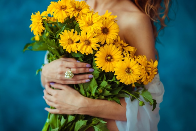 甘い花の黄色の女性が魅力的