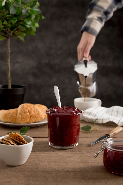 Foto gratuita marmellata e cucchiaio naturali fatti in casa dolci