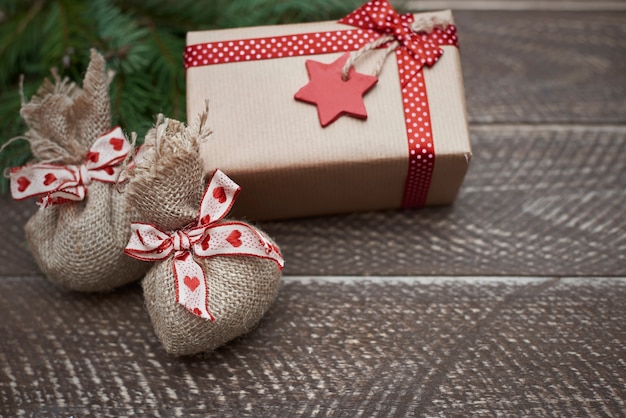 Dolci piccoli regali di natale sul tavolo scuro