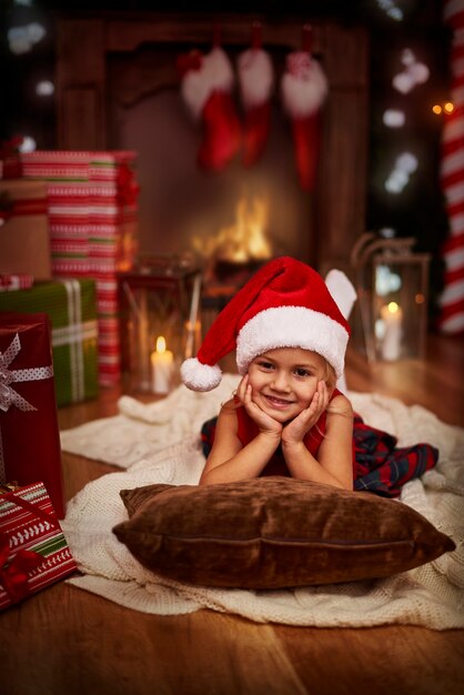 Сладкий маленький Санта-Клаус отдыхает в канун Рождества