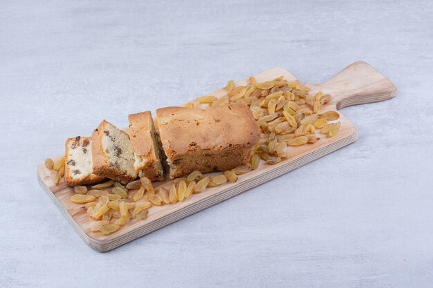 Сладкий хлеб с кучей изюма на деревянной доске.